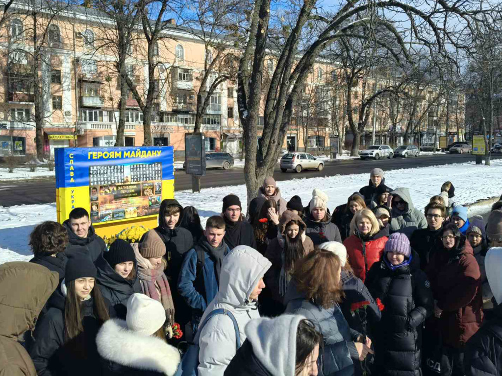 Вшанування подвигу героїв Небесної Сотні хвилиною мовчання та покладанням квітів до меморіального знака на честь Революції Гідності